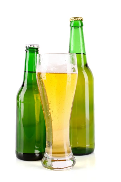 瓶啤酒和马克杯上白色隔离 — 图库照片