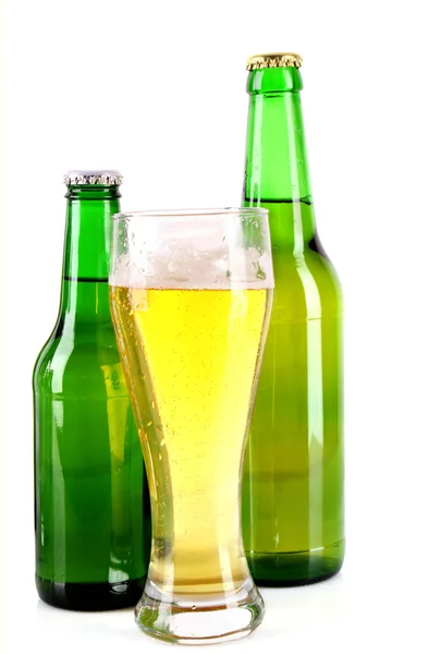 瓶啤酒和马克杯上白色隔离 — 图库照片