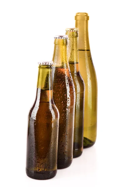 Många flaskor öl isolerad på vit — Stockfoto