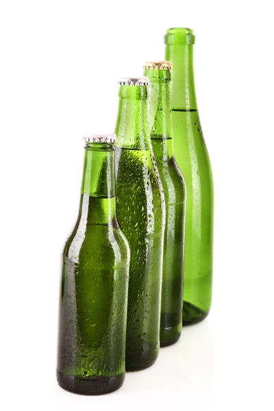 Muchas botellas de cerveza aisladas en blanco — Foto de Stock