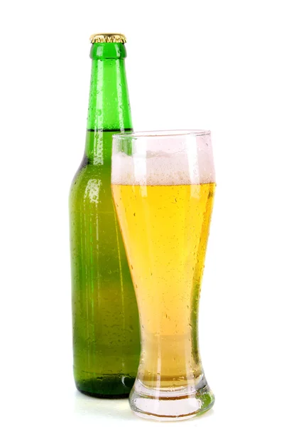Garrafa de cerveja e xícara isolada em branco — Fotografia de Stock
