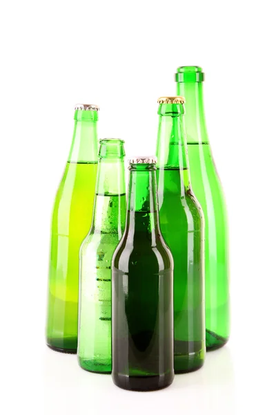 Mnoho lahví piva izolovaných na bílém — Stock fotografie