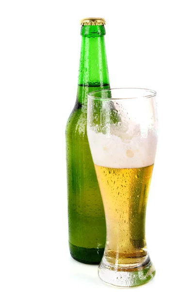 Bottiglia di birra e tazza isolata su bianco — Foto Stock
