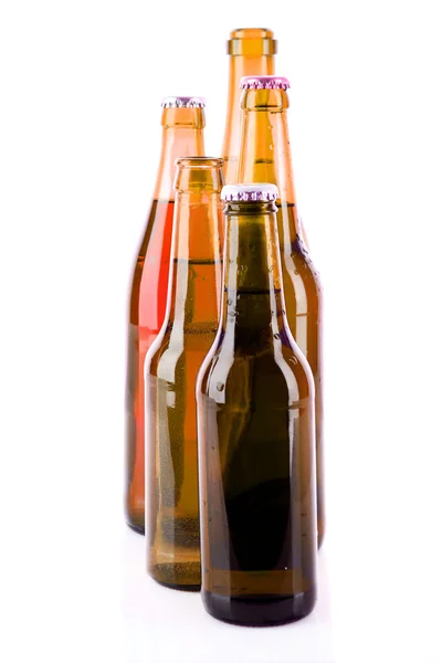 Molte bottiglie di birra isolate su bianco — Foto Stock