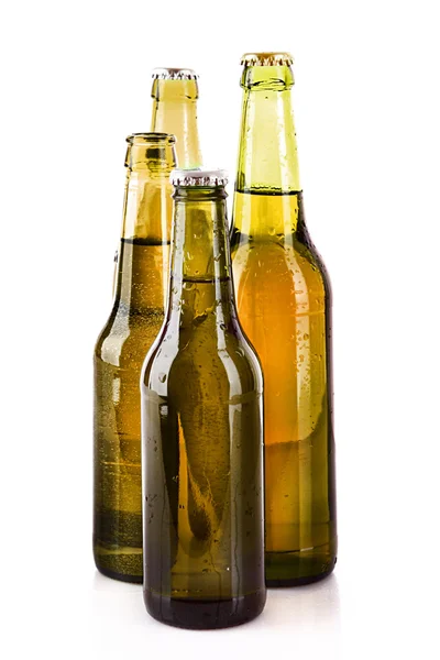 Veel flessen bier geïsoleerd op wit — Stockfoto
