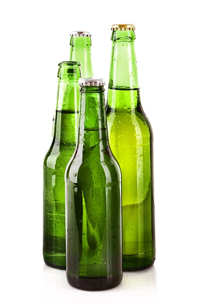 Много бутылок пива изолированы на белом — стоковое фото