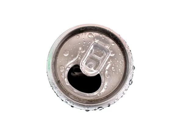 Close-up van metalen bier met waterdruppels op wit wordt geïsoleerd — Stockfoto