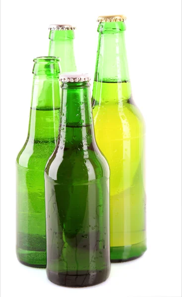 Wiele butelek piwa na białym tle — Zdjęcie stockowe