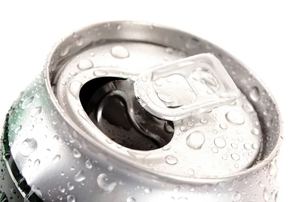 Tatlı su damla üzerinde beyaz izole metalik bira — Stok fotoğraf