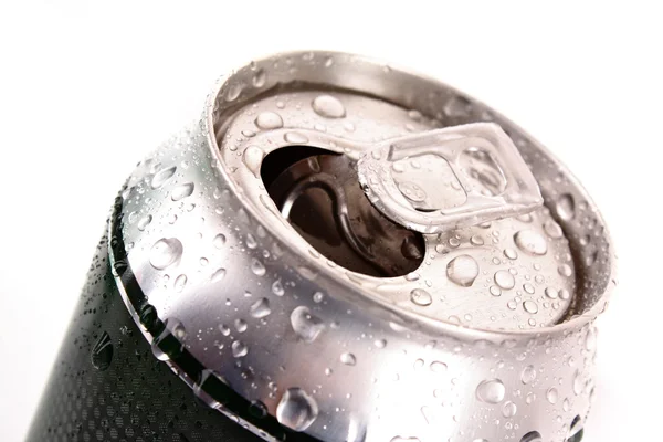 Closeup de cerveja metálica com gotas de água isoladas em branco — Fotografia de Stock