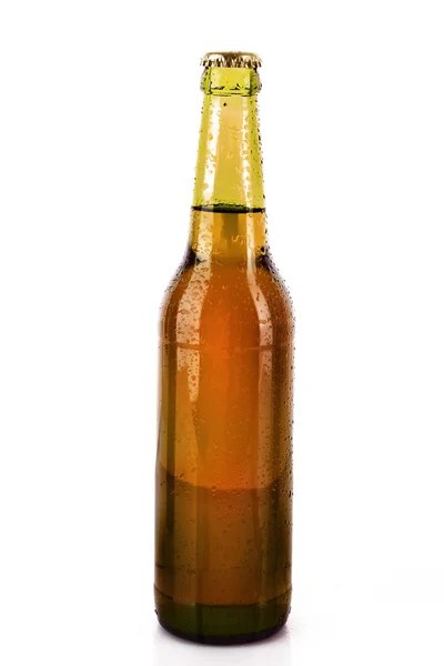 白に隔離されたビールのボトルは — ストック写真