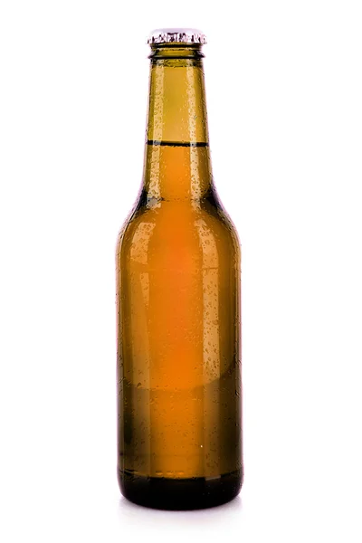 白に隔離されたビールのボトルは — ストック写真