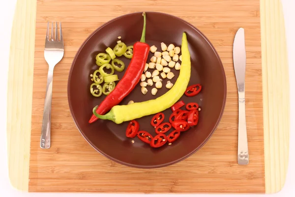 辣椒、 番茄、 叉子和刀上白色隔离板 — 图库照片