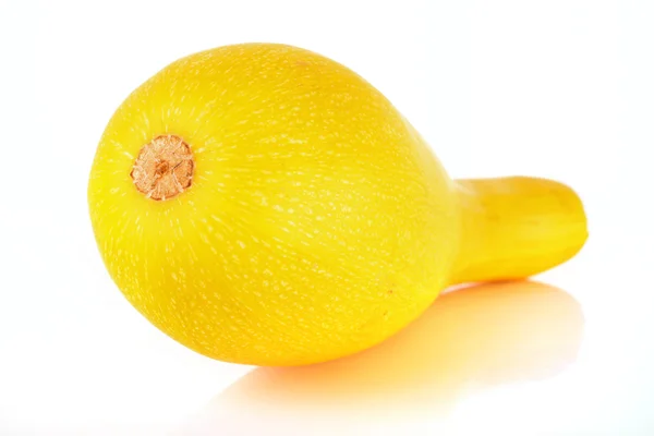 Calabacín amarillo vegetal aislado sobre fondo blanco —  Fotos de Stock