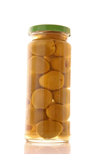 Inlagda oliver i glasburk på vit — Stockfoto