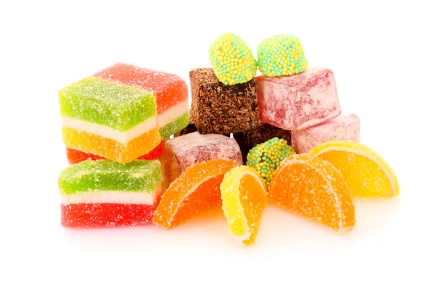 Jalea de caramelos coloridos sobre fondo blanco — Foto de Stock