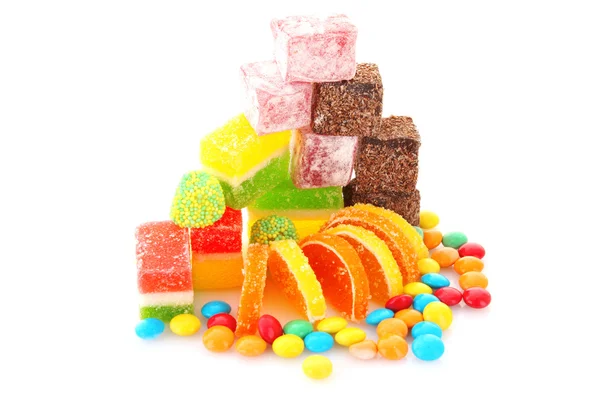 A sárga háttér színes cukorkák zselés — Stock Fotó