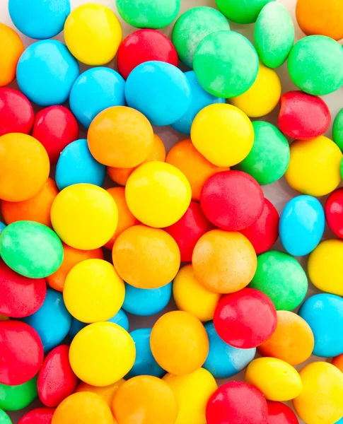 На фоне разноцветных шоколадных конфет с покрытием — стоковое фото