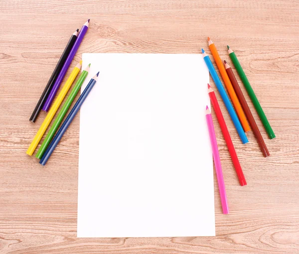 Papier und Bleistifte auf dem Holztisch — Stockfoto