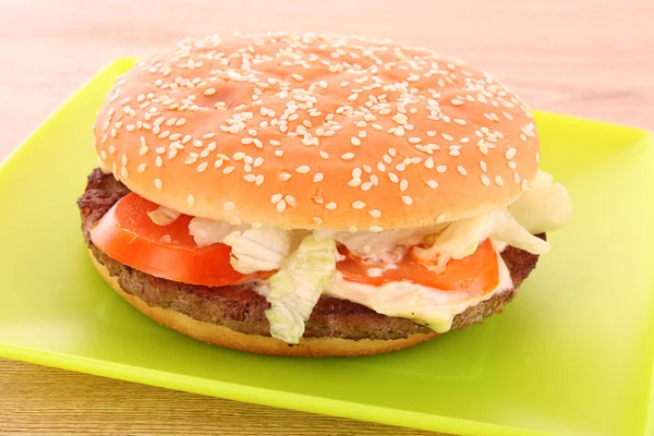 Hamburger z warzyw na stole — Zdjęcie stockowe