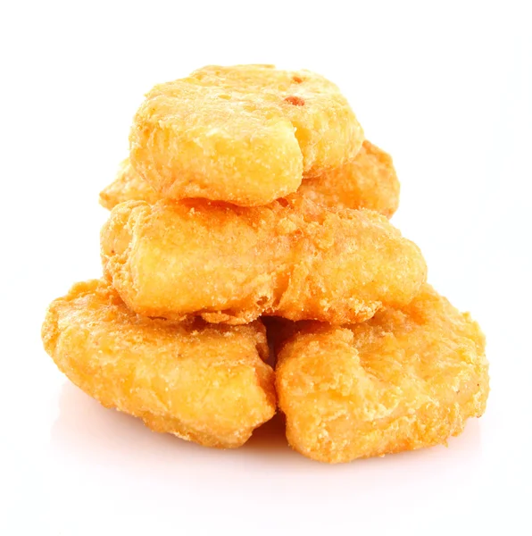 Trozos fritos de pollo sobre fondo blanco — Foto de Stock