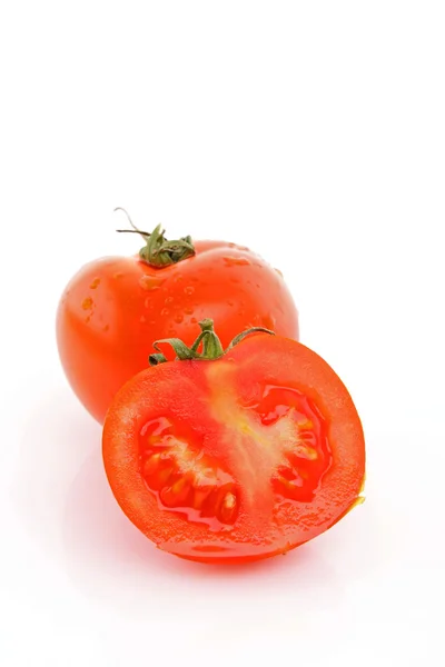 Červená rajčata zelenina izolovaných na bílém pozadí — Stock fotografie