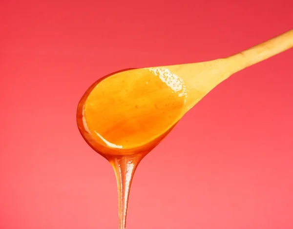 Colher de madeira com mel — Fotografia de Stock