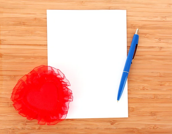 Miłosny list: długopis, papier i serca na stole — Zdjęcie stockowe