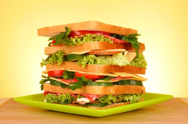 Enorme sandwich op gele achtergrond — Stockfoto