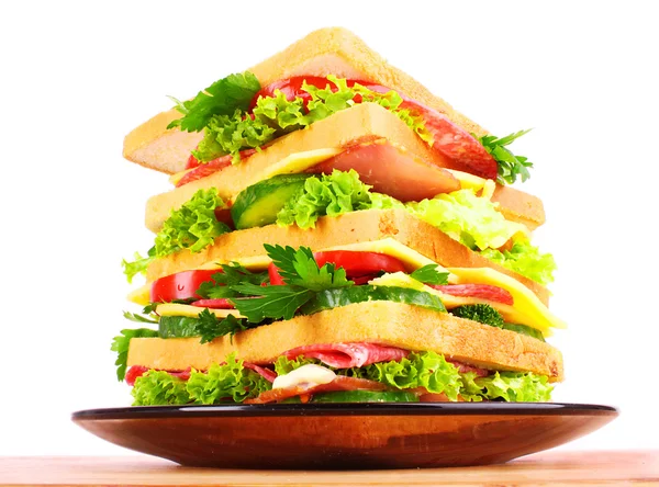 Riesiges Sandwich auf weißem Hintergrund — Stockfoto