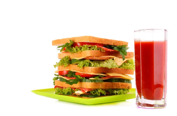 Enorme sandwich en glas tomatensap op witte achtergrond — Stockfoto