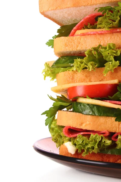 Enorme sándwich sobre fondo blanco — Foto de Stock