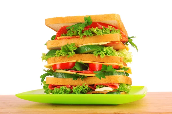 Grande sanduíche e copo de suco de tomate no fundo branco — Fotografia de Stock
