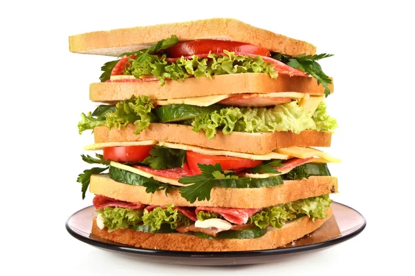 Величезний бутерброд на білому тлі — стокове фото