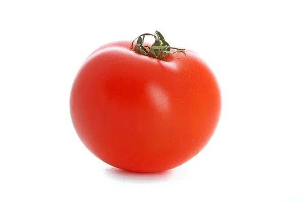 Röd tomat isolerad på vit bakgrund — Stockfoto
