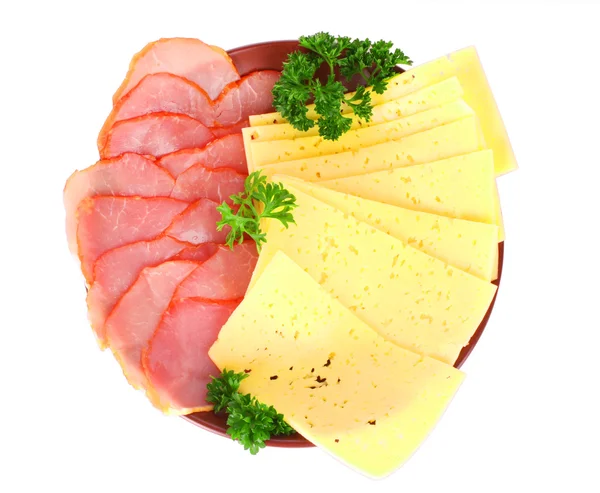 Сосиски и сыр на тарелке — стоковое фото