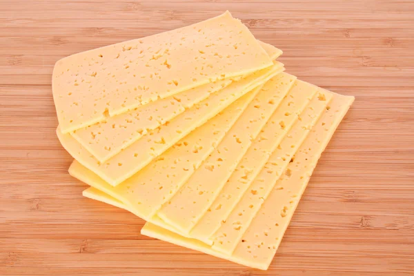 木製の背景に黄色のチーズ — ストック写真
