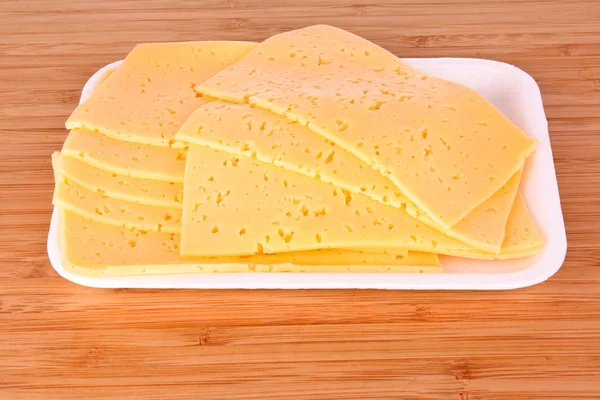 Ahşap zemin üzerine sarı peynir — Stok fotoğraf