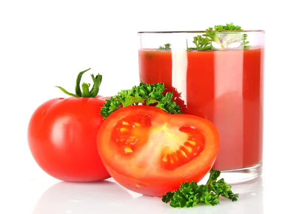 Стакан свежего томатного сока и помидоров вокруг стакана й — стоковое фото