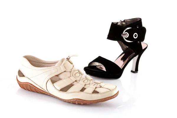 Eleganckie buty męskie i żeńskie na białym — Zdjęcie stockowe