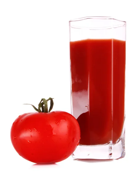 Copo de suco de tomate fresco e tomates em volta do vidro no th — Fotografia de Stock