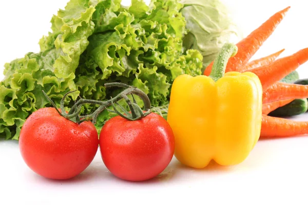 Свежие овощи на белом — стоковое фото