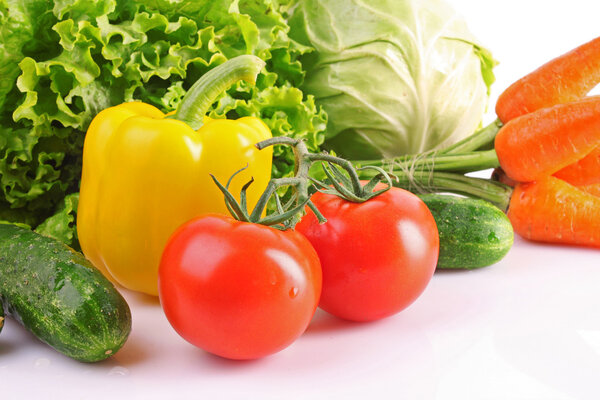 Свежие овощи на белом
