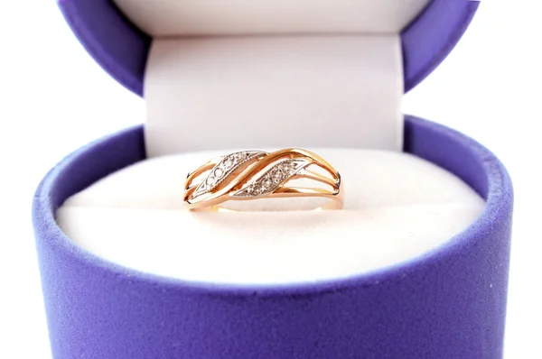 Золотое кольцо на белом фоне — стоковое фото