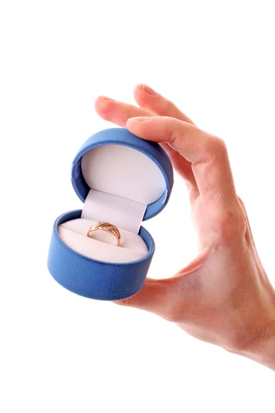 Człowiek trzyma się pierścionek zaręczynowy — Zdjęcie stockowe