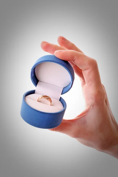 Mężczyzna oświadczający się i trzymający pierścionek zaręczynowy — Zdjęcie stockowe