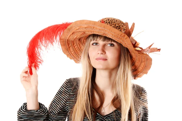 Красива жінка в коричневому капелюсі з пером — стокове фото