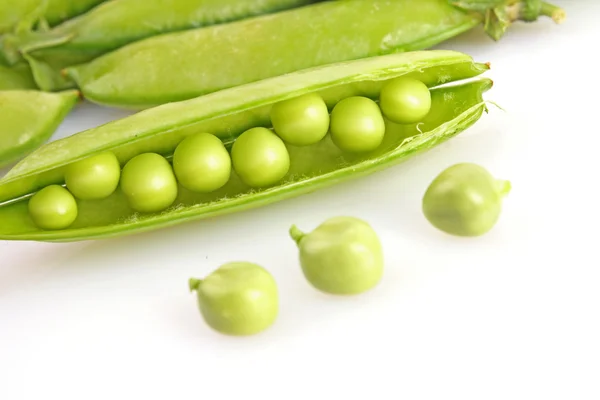 Grüne Erbse isoliert auf weiß — Stockfoto