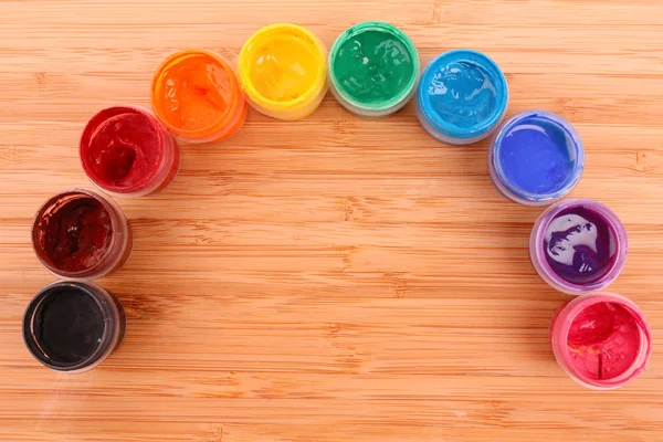 Otevřel kbelíky barvy na stůl — Stock fotografie