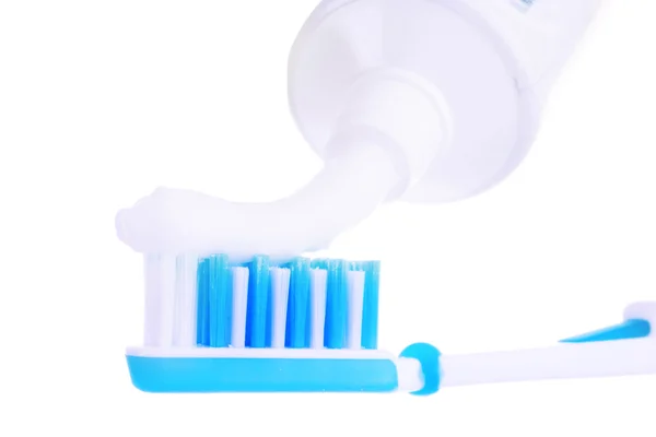 Pasta de dientes en el cepillo azul aislado con fondo blanco — Foto de Stock